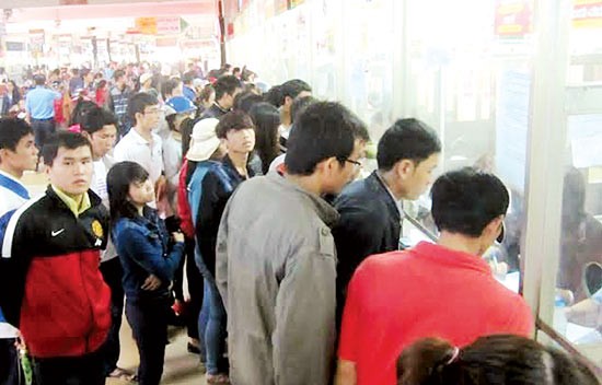 Passengers buy tickets at Mien Dong Coach Station, Binh Thanh district, HCMC (Photo: SGGP)